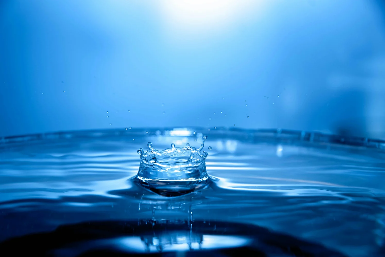 Goutte d’eau bleue évoquant l’eau et l’assainissement